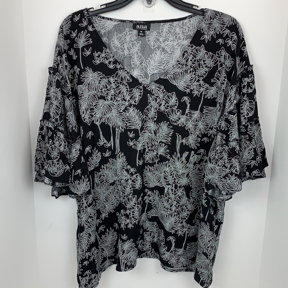 A.N.A A New Approach black and white pattern v-neck top size XL